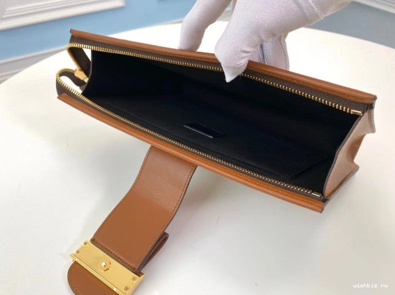 WIS VUITTON LOUIS CHANELUTCH 0823